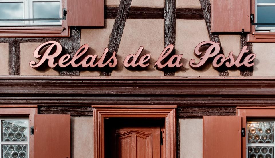 Le relais de la poste, enseigne